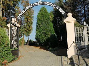 Remont chodnika prowadzącego do kwatery z I Wojny Światowej w Wielopolu Skrzyńskim