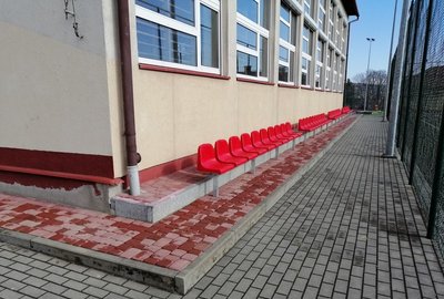 Montaż trybuny sportowej przy boisku "Orlik" w Wielopolu Skrzyńskim
