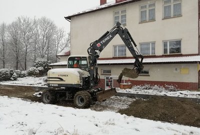 Wykonanie wjazdu na teren Szkoły Podstawowej w Brzezinach-Berdechów oraz utwardzenie terenu przy szkole