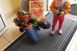 Przygotowanie i wręczenie laurek rodzicom - 144429548.jpg