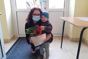 Przygotowanie i wręczenie laurek rodzicom - 150217433.jpg