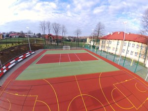 Budowa boiska wielofunkcyjnego i siłowni zewnętrznej przy Szkole Podstawowej w Nawsiu