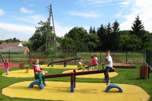 Plac zabaw w Brzezinach-Berdechowie - img_1111.jpg