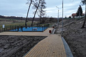 Budowa i wyposażenie integracyjnego placu zabaw i siłowni plenerowej - inwestycja po realizacji - 20171211_0014.jpg
