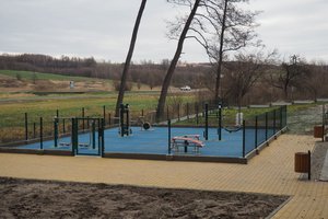 Budowa i wyposażenie integracyjnego placu zabaw i siłowni plenerowej - inwestycja po realizacji - 20171211_0041.jpg
