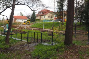 Budowa i wyposażenie integracyjnego placu zabaw i siłowni plenerowej - inwestycja w trakcie realizacji - 20171026_0004.jpg