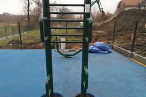 Budowa i wyposażenie integracyjnego placu zabaw i siłowni plenerowej - inwestycja w trakcie realizacji - 20171120_0002.jpg