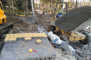 Budowa i wyposażenie integracyjnego placu zabaw i siłowni plenerowej - inwestycja w trakcie realizacji - 20171121_0004.jpg