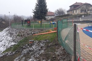 Budowa i wyposażenie integracyjnego placu zabaw i siłowni plenerowej - inwestycja w trakcie realizacji - 20171122_0005.jpg