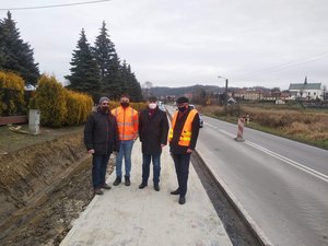 Budowa chodnika dla pieszych przy drodze wojewódzkiej w Wielopolu Skrzyńskim