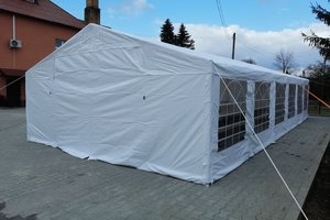 Dostawa wyposażenia placu handlowego - 2004.jpg