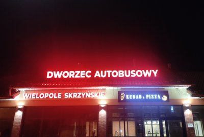 Wykonanie i montaż napisu "Dworzec Autobusowy" w technologii LED na budynku dworca autobusowego w Wielopolu Skrzyńskim