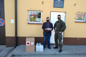Wojsko przywiozło środki do dezynfekcji. - 002.jpg