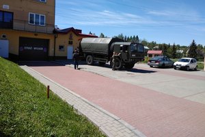 Wojsko przywiozło środki do dezynfekcji. - 005.jpg