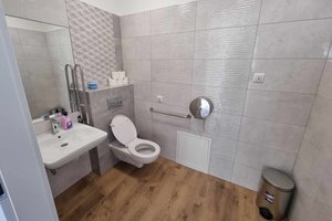 Roboty budowlane w zakresie modernizacji toalet w Szkole Podstawowej w Brzezinach - 78_-2.jpg