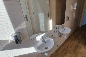 Roboty budowlane w zakresie modernizacji toalet w Szkole Podstawowej w Brzezinach - 78_1.jpg