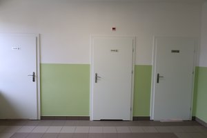 Roboty budowlane w zakresie modernizacji toalet w Szkole Podstawowej w Brzezinach - 78_9.jpg