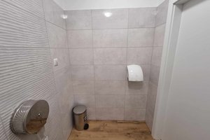 Roboty budowlane w zakresie modernizacji toalet w Szkole Podstawowej w Brzezinach - 79_-2.jpg