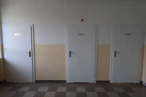 Roboty budowlane w zakresie modernizacji toalet w Szkole Podstawowej w Brzezinach - 79_5.jpg