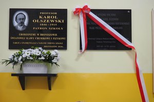 Uroczystość odsłonięcia tablicy pamiątkowej w Szkole Podstawowej im. prof. Karola Olszewskiego w Broniszowie. - p1015415.jpg