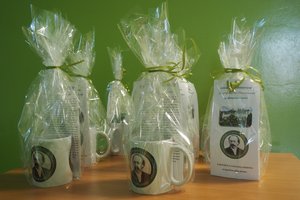 Uroczystość odsłonięcia tablicy pamiątkowej w Szkole Podstawowej im. prof. Karola Olszewskiego w Broniszowie. - p1015420.jpg