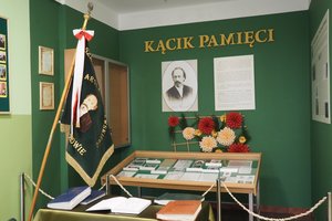 Uroczystość odsłonięcia tablicy pamiątkowej w Szkole Podstawowej im. prof. Karola Olszewskiego w Broniszowie. - p1015431.jpg