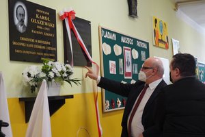 Uroczystość odsłonięcia tablicy pamiątkowej w Szkole Podstawowej im. prof. Karola Olszewskiego w Broniszowie. - p1015434.jpg