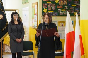 Uroczystość odsłonięcia tablicy pamiątkowej w Szkole Podstawowej im. prof. Karola Olszewskiego w Broniszowie. - p1015438.jpg