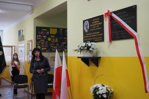 Uroczystość odsłonięcia tablicy pamiątkowej w Szkole Podstawowej im. prof. Karola Olszewskiego w Broniszowie. - p1015447.jpg