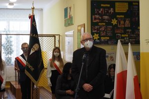 Uroczystość odsłonięcia tablicy pamiątkowej w Szkole Podstawowej im. prof. Karola Olszewskiego w Broniszowie. - p1015453.jpg