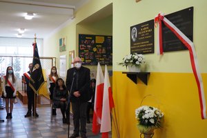 Uroczystość odsłonięcia tablicy pamiątkowej w Szkole Podstawowej im. prof. Karola Olszewskiego w Broniszowie. - p1015455.jpg