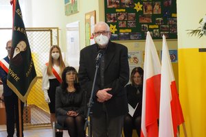 Uroczystość odsłonięcia tablicy pamiątkowej w Szkole Podstawowej im. prof. Karola Olszewskiego w Broniszowie. - p1015458.jpg