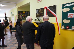 Uroczystość odsłonięcia tablicy pamiątkowej w Szkole Podstawowej im. prof. Karola Olszewskiego w Broniszowie. - p1015459.jpg