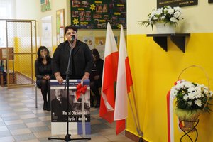 Uroczystość odsłonięcia tablicy pamiątkowej w Szkole Podstawowej im. prof. Karola Olszewskiego w Broniszowie. - p1015471.jpg
