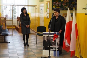Uroczystość odsłonięcia tablicy pamiątkowej w Szkole Podstawowej im. prof. Karola Olszewskiego w Broniszowie. - p1015476.jpg