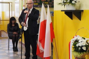 Uroczystość odsłonięcia tablicy pamiątkowej w Szkole Podstawowej im. prof. Karola Olszewskiego w Broniszowie. - p1015481.jpg