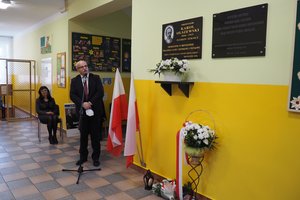Uroczystość odsłonięcia tablicy pamiątkowej w Szkole Podstawowej im. prof. Karola Olszewskiego w Broniszowie. - p1015483.jpg