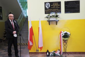 Uroczystość odsłonięcia tablicy pamiątkowej w Szkole Podstawowej im. prof. Karola Olszewskiego w Broniszowie. - p1015485.jpg