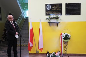 Uroczystość odsłonięcia tablicy pamiątkowej w Szkole Podstawowej im. prof. Karola Olszewskiego w Broniszowie. - p1015486.jpg