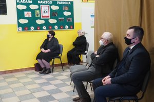 Uroczystość odsłonięcia tablicy pamiątkowej w Szkole Podstawowej im. prof. Karola Olszewskiego w Broniszowie. - p1015487.jpg