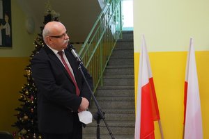 Uroczystość odsłonięcia tablicy pamiątkowej w Szkole Podstawowej im. prof. Karola Olszewskiego w Broniszowie. - p1015489.jpg