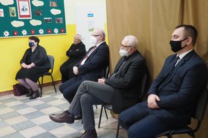 Uroczystość odsłonięcia tablicy pamiątkowej w Szkole Podstawowej im. prof. Karola Olszewskiego w Broniszowie. - p1015496.jpg