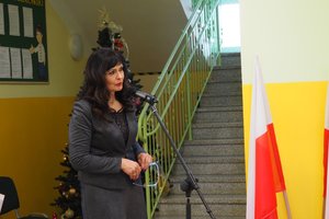 Uroczystość odsłonięcia tablicy pamiątkowej w Szkole Podstawowej im. prof. Karola Olszewskiego w Broniszowie. - p1015499.jpg