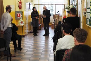 Uroczystość odsłonięcia tablicy pamiątkowej w Szkole Podstawowej im. prof. Karola Olszewskiego w Broniszowie. - p1015511.jpg