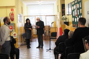 Uroczystość odsłonięcia tablicy pamiątkowej w Szkole Podstawowej im. prof. Karola Olszewskiego w Broniszowie. - p1015512.jpg
