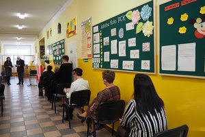 Uroczystość odsłonięcia tablicy pamiątkowej w Szkole Podstawowej im. prof. Karola Olszewskiego w Broniszowie. - p1015513.jpg