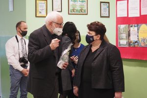 Uroczystość odsłonięcia tablicy pamiątkowej w Szkole Podstawowej im. prof. Karola Olszewskiego w Broniszowie. - p1015527.jpg