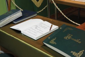 Uroczystość odsłonięcia tablicy pamiątkowej w Szkole Podstawowej im. prof. Karola Olszewskiego w Broniszowie. - p1015528.jpg