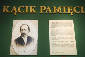 Uroczystość odsłonięcia tablicy pamiątkowej w Szkole Podstawowej im. prof. Karola Olszewskiego w Broniszowie. - p1015531.jpg