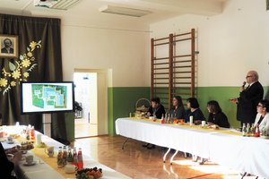 Uroczystość odsłonięcia tablicy pamiątkowej w Szkole Podstawowej im. prof. Karola Olszewskiego w Broniszowie. - p1015548.jpg